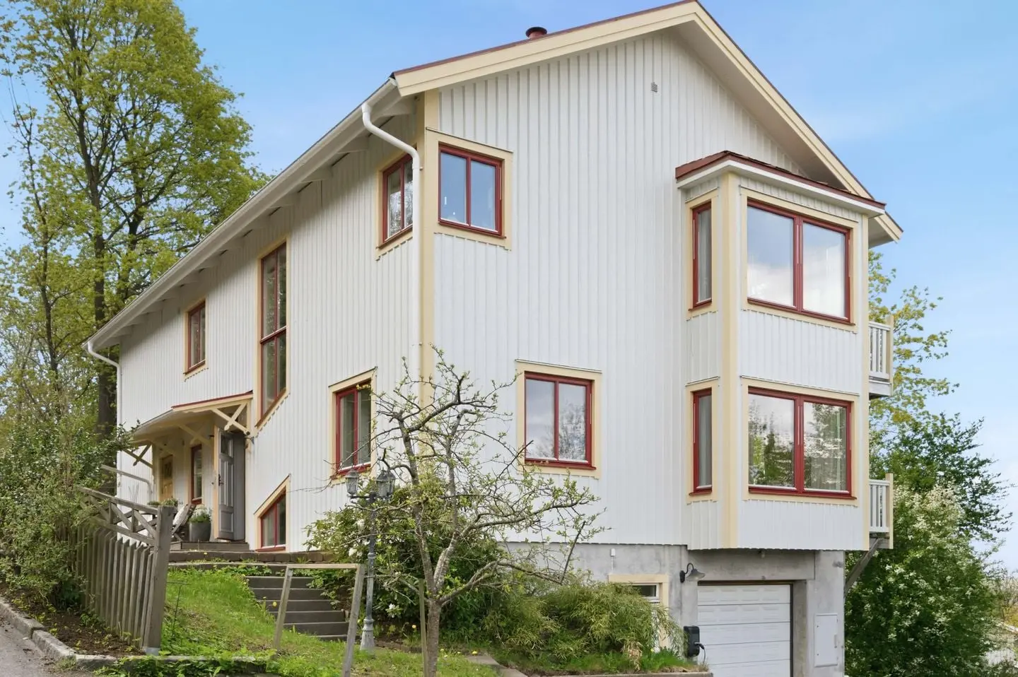 Bild 1 av 15 på Lövkullavägen 5