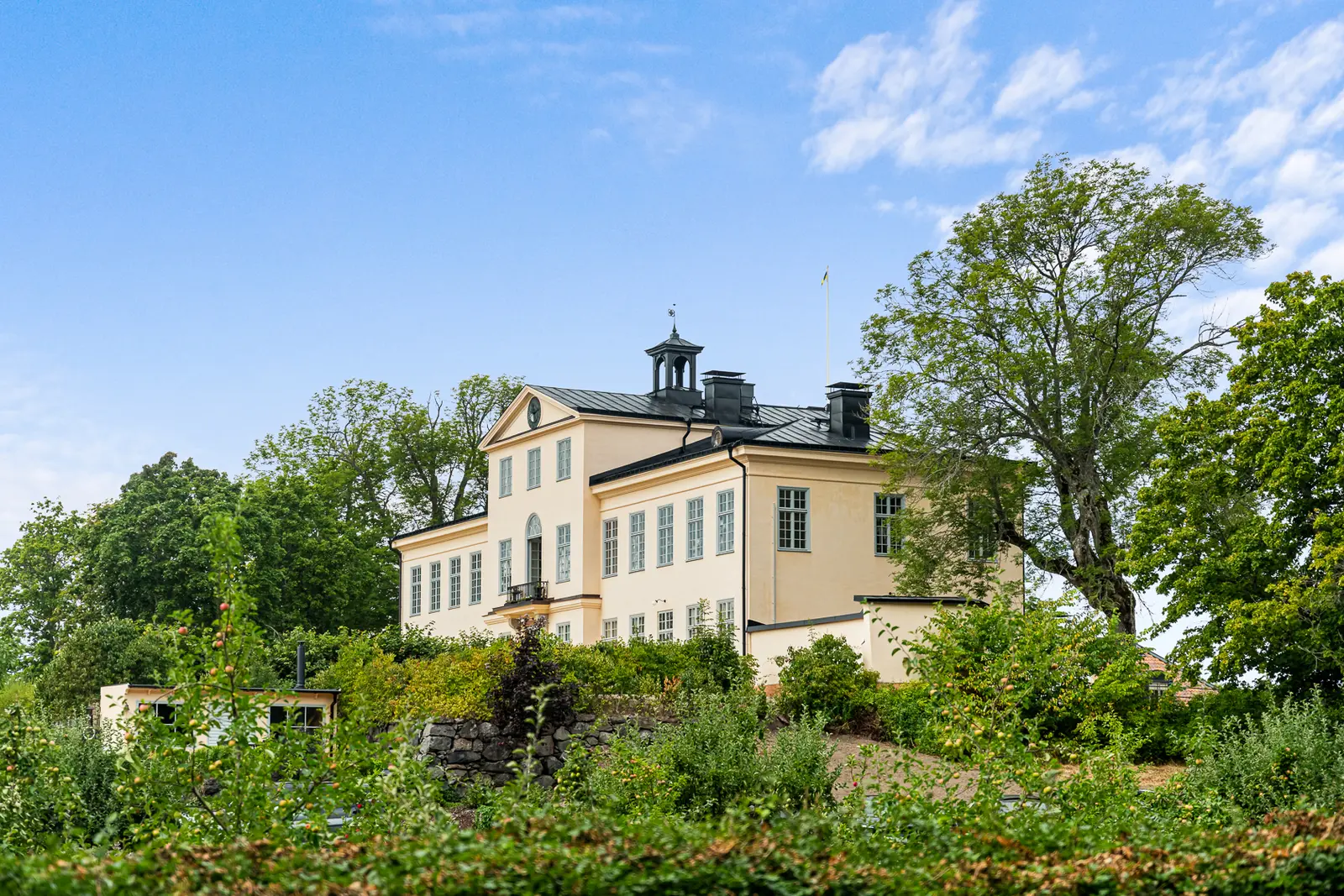 Lägenhet, Östanåvägen 10 (Östanå Slott). Bild 1 av 26