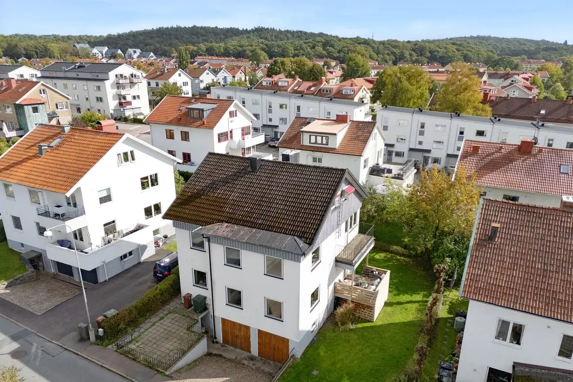Bild 1 av 40 på Ängtegsgatan 4