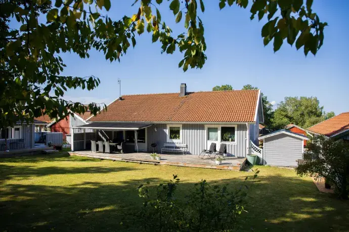 Image 1 of 40 of Taggbuskevägen
