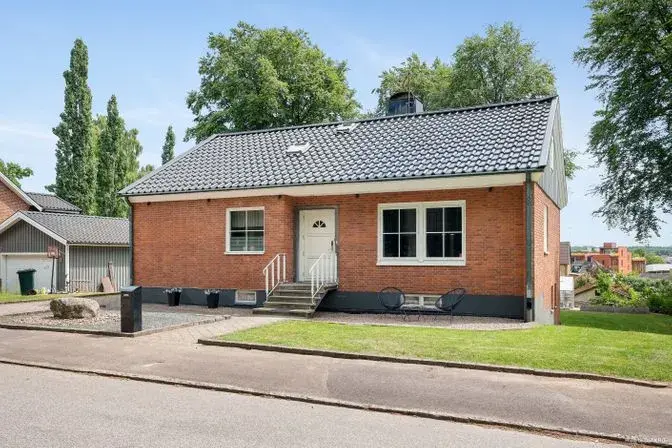 Bild 1 av 20 på Sunnerbostigen 24