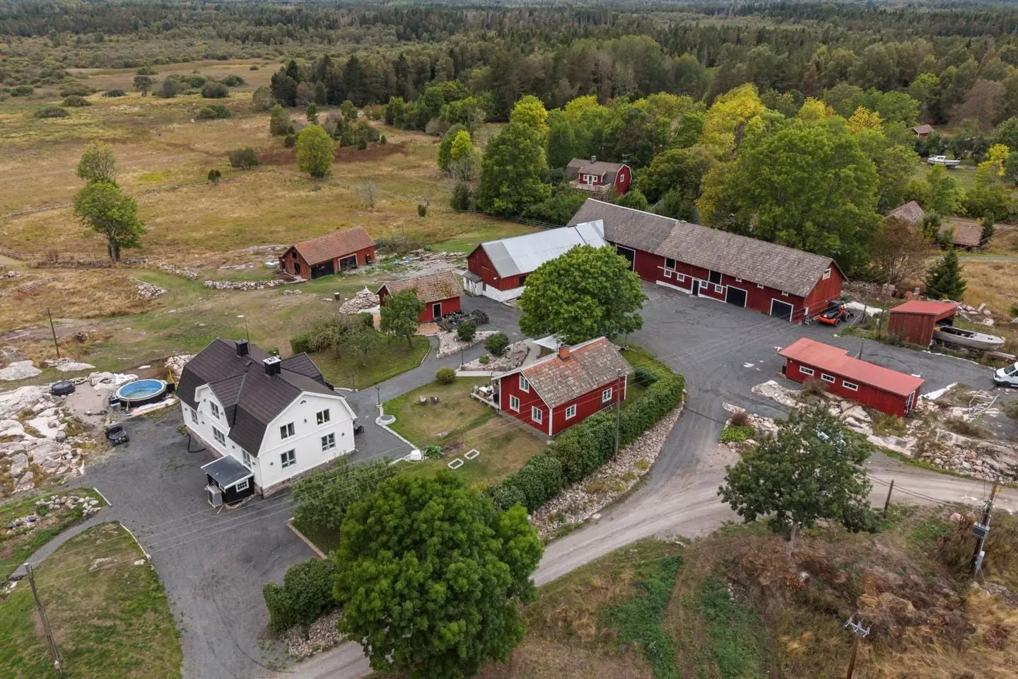 Gård, Gräsövägen 81 och 83, Norrtälje. Bild 1 av 49