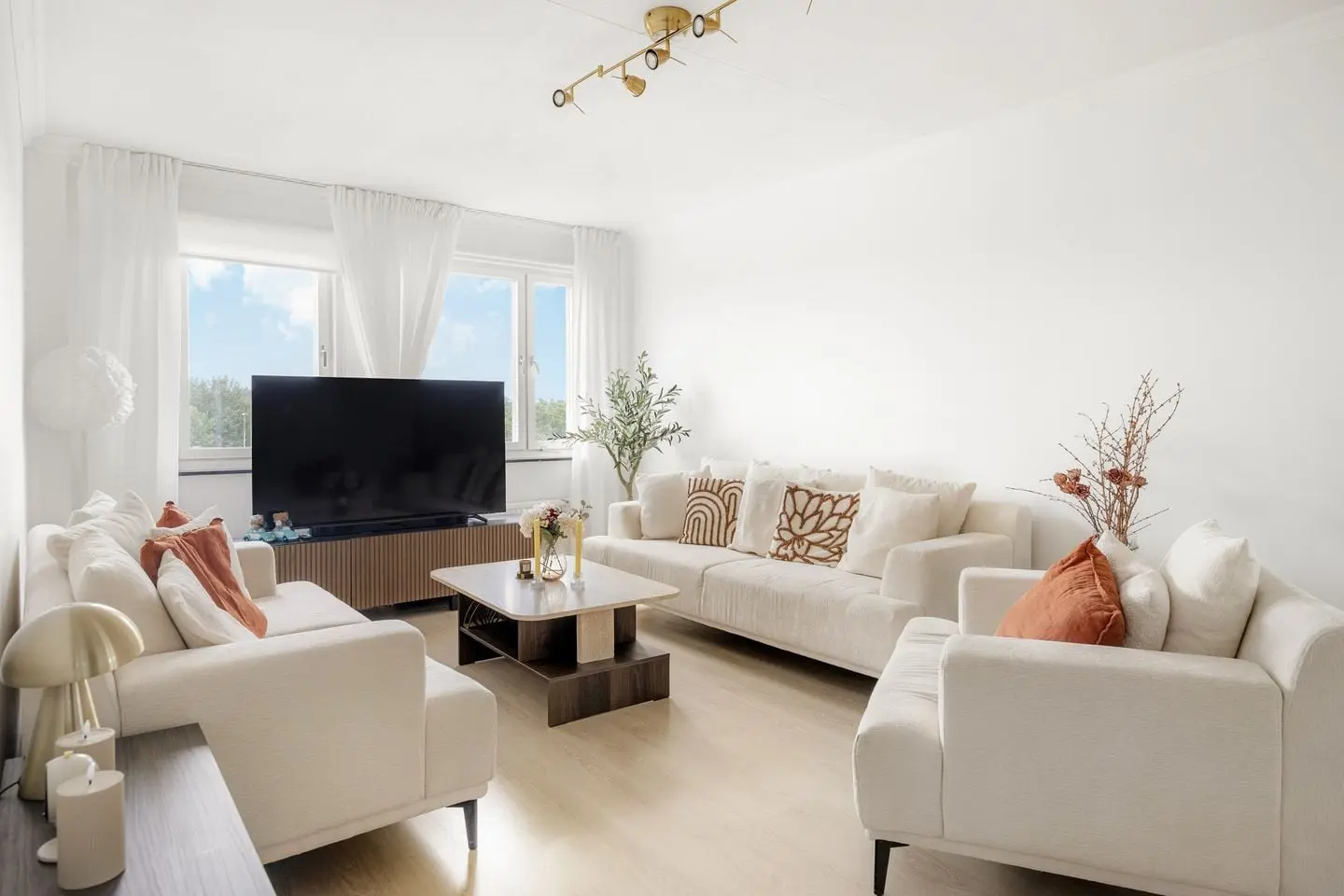 Apartment, Mellingebacken 12, Stockholm. Photo 1 of 21