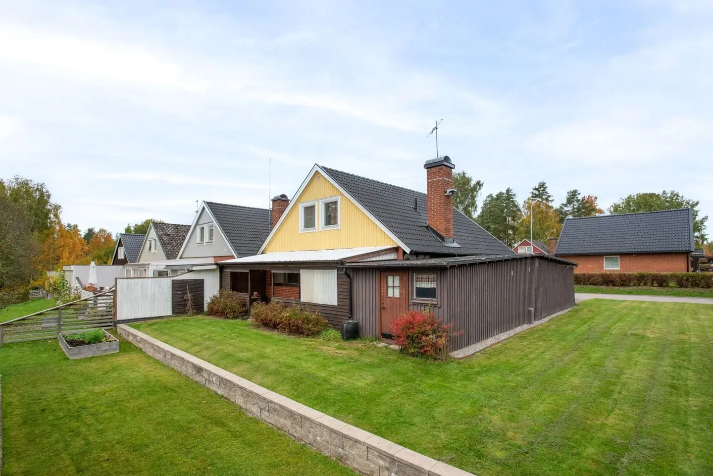 Villa, Ölmbrovägen 17, Örebro. Bild 1 av 43