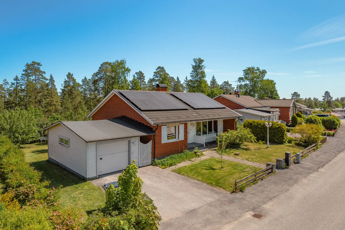 Villa, Furuvägen 32. Bild 1 av 9