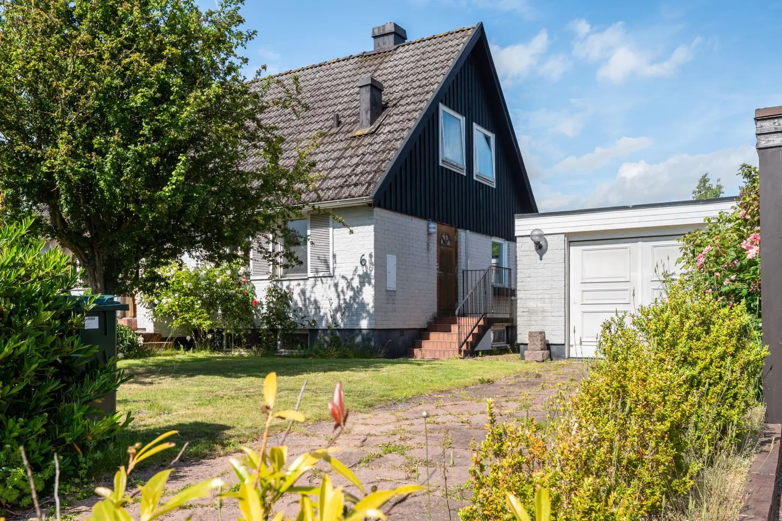 Bild 1 av 40 på Tallviksvägen 6