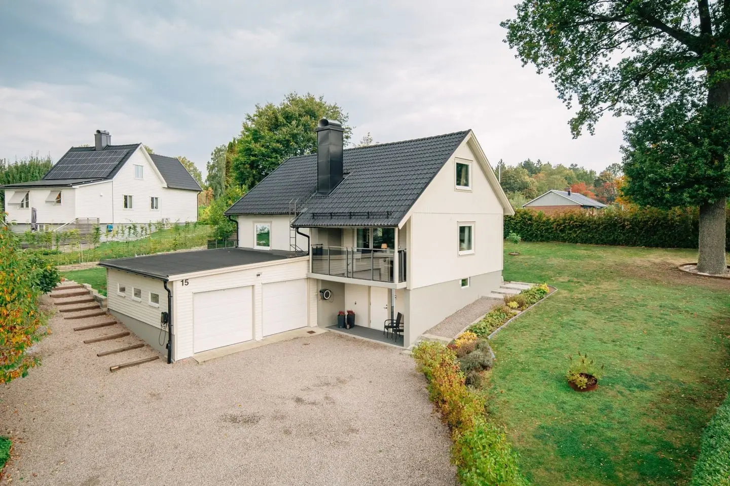 Villa, Svarvarevägen 15, Mariestad. Bild 1 av 62
