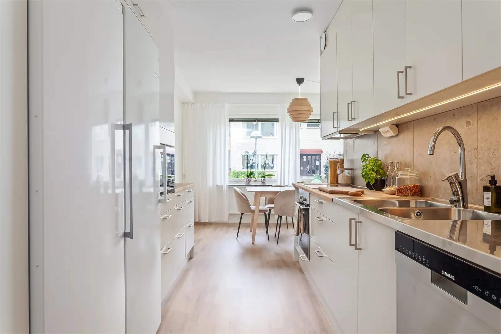 Lägenhet, Rönnbärsvägen 23. Bild 1 av 17