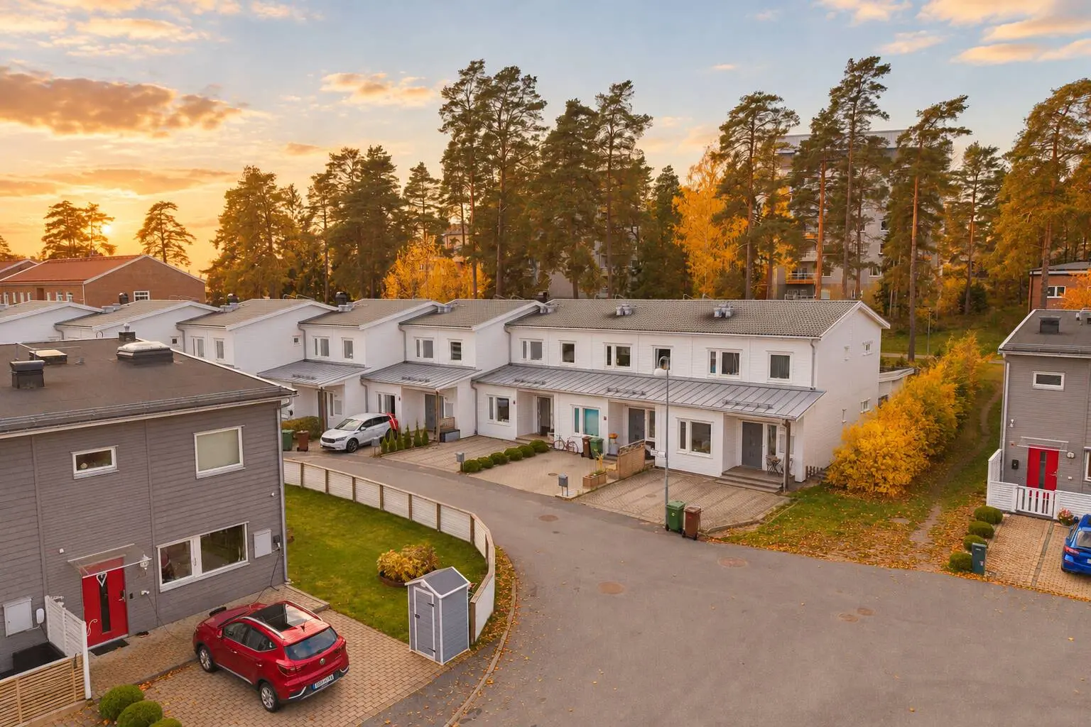 Par-/radhus, Syster Annas väg 17, UPPLANDS VÄSBY. Bild 1 av 40
