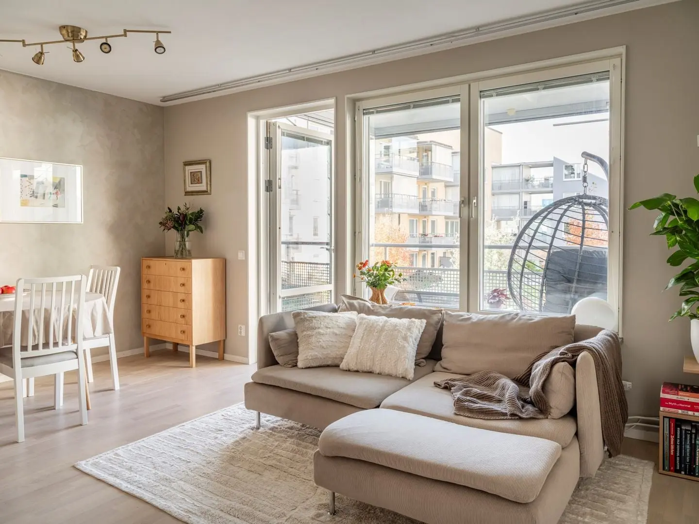 Lägenhet, Margreteborgsvägen 13, Sollentuna. Bild 1 av 38