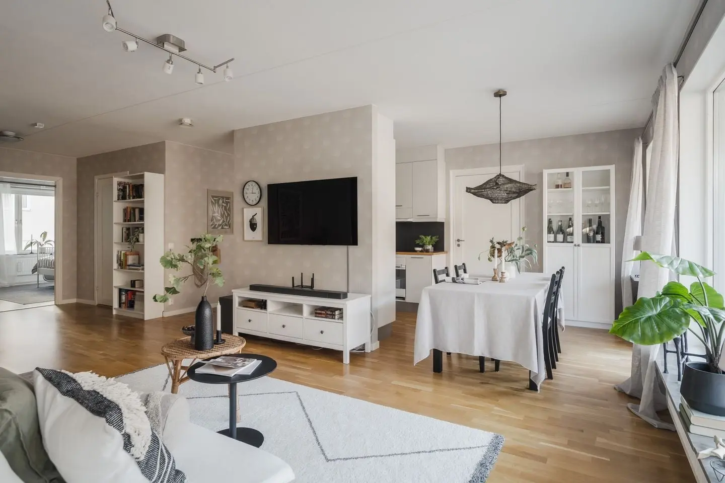 Lägenhet, Norra Centralgatan 12, Gävle. Bild 1 av 52