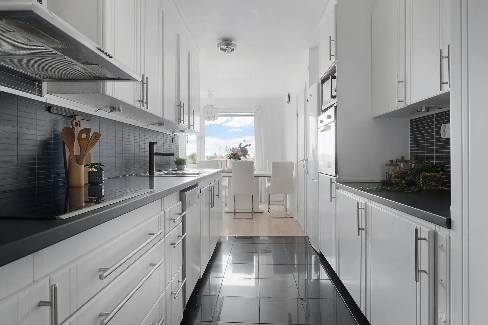 Lägenhet, Storvretsvägen 49, Skogås. Bild 1 av 25