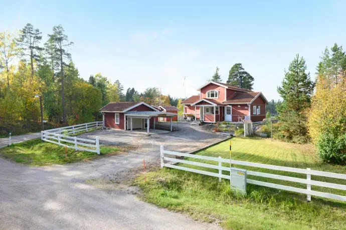 Image 1 of 28 of Hakuddsvägen