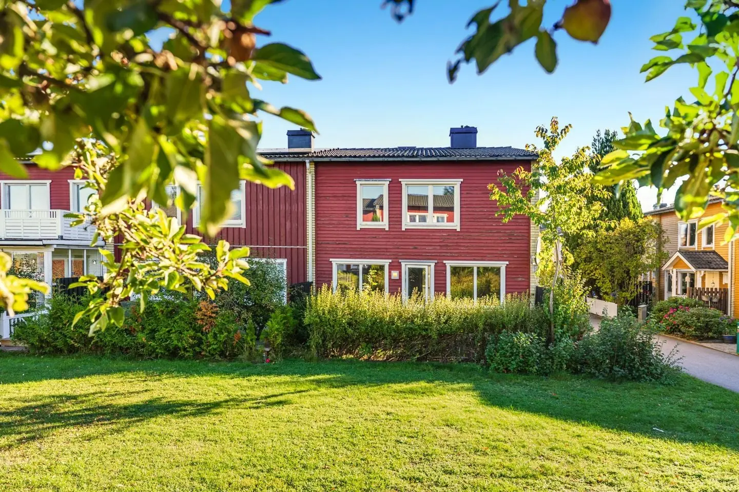 Bild 1 av 48 på Varpholmsgränd 20