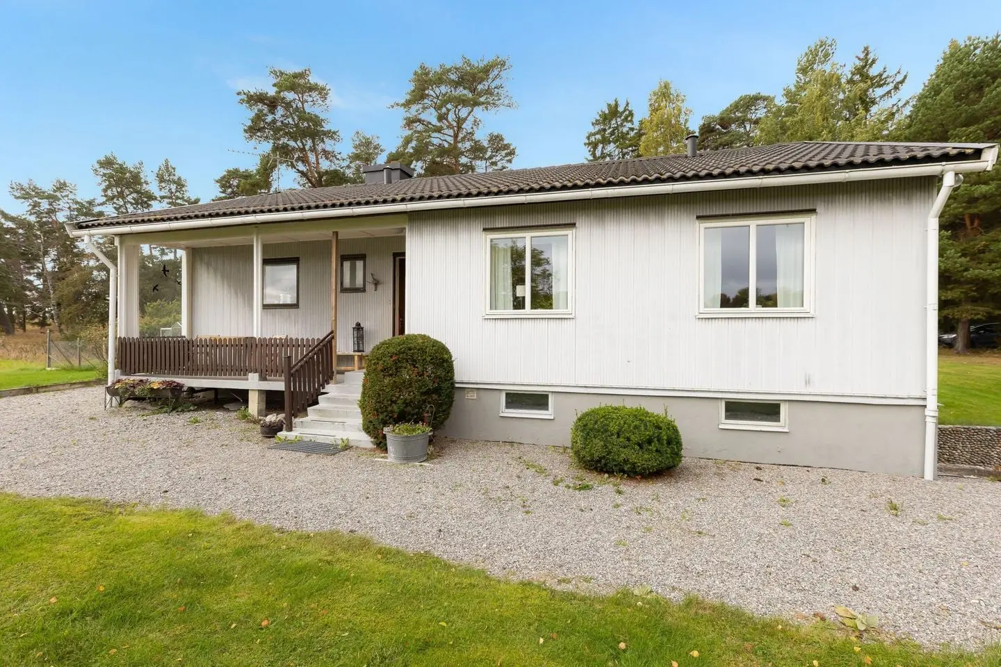 Image 1 of 44 of Utholmsvägen 5