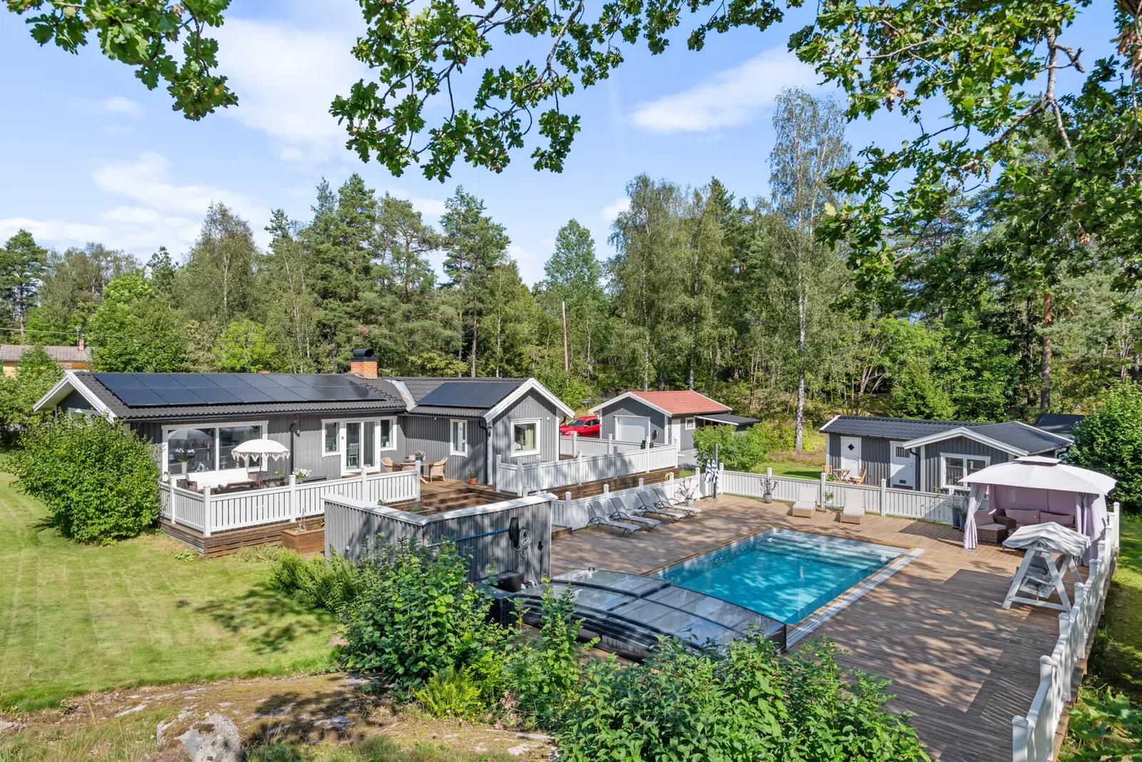 Villa, Lerviksvägen 10. Bild 1 av 40