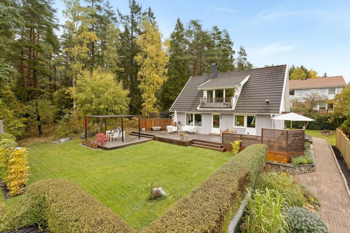 Villa, Biskop Nils väg 40, Järfälla. Bild 1 av 48