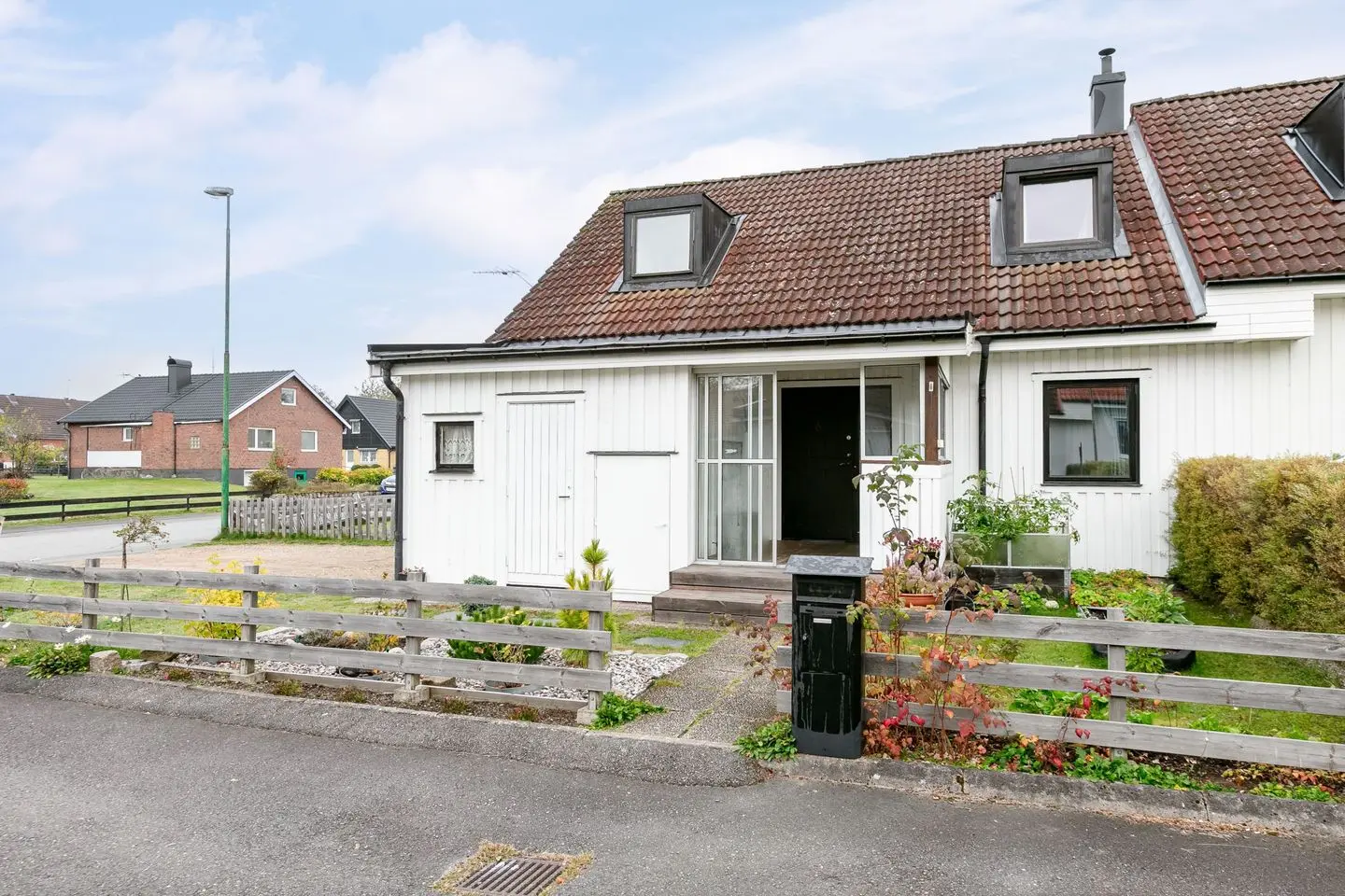 Bild 1 av 9 på Sjögärdsgatan 68A