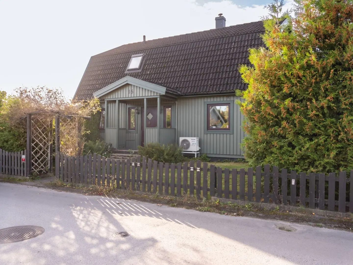 Image 1 of 44 of Skyttevägen 15