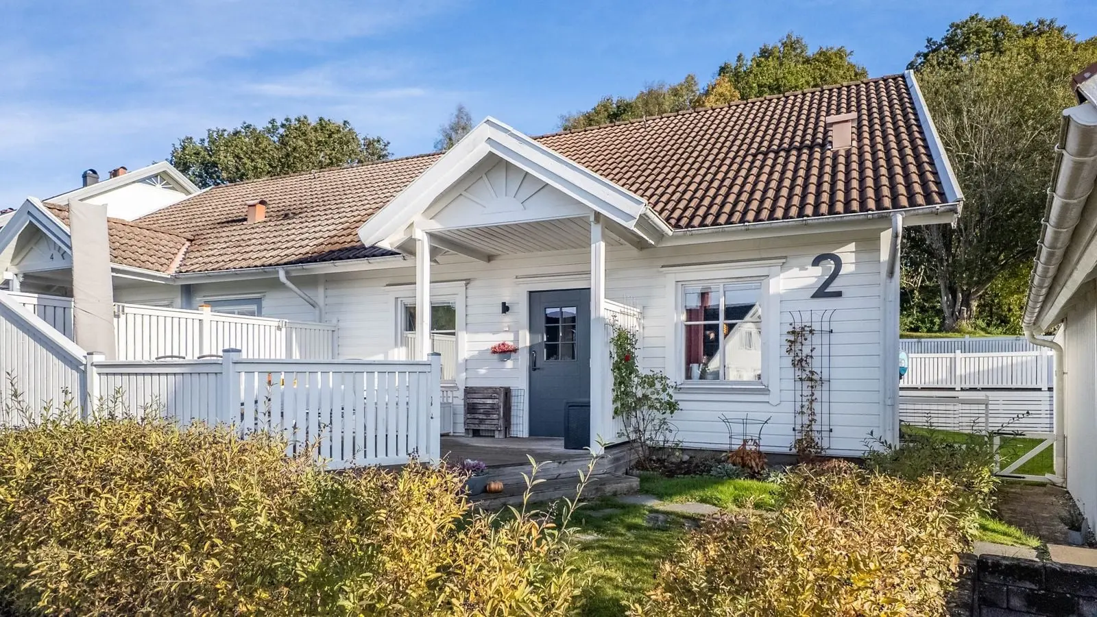 Villa, Apelvägen 2, Kungälv. Bild 1 av 59