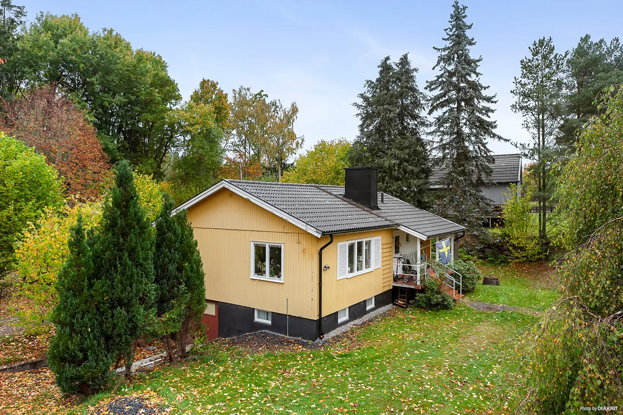 Villa, Hultmans väg 5, Uppvidinge. Bild 1 av 23