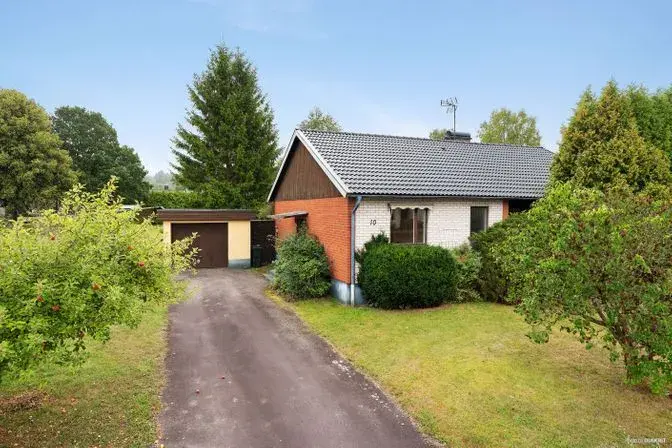 Villa, Kvänjarpsvägen 10, Ljungby. Bild 1 av 21
