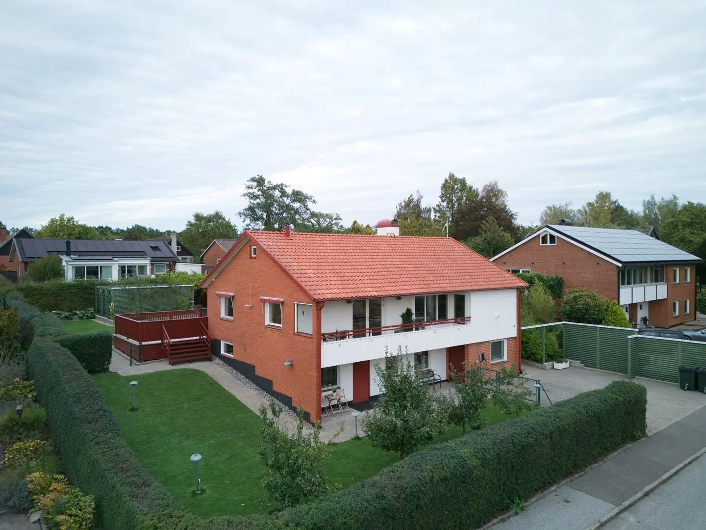 Bild 1 av 47 på Överlärarevägen 11