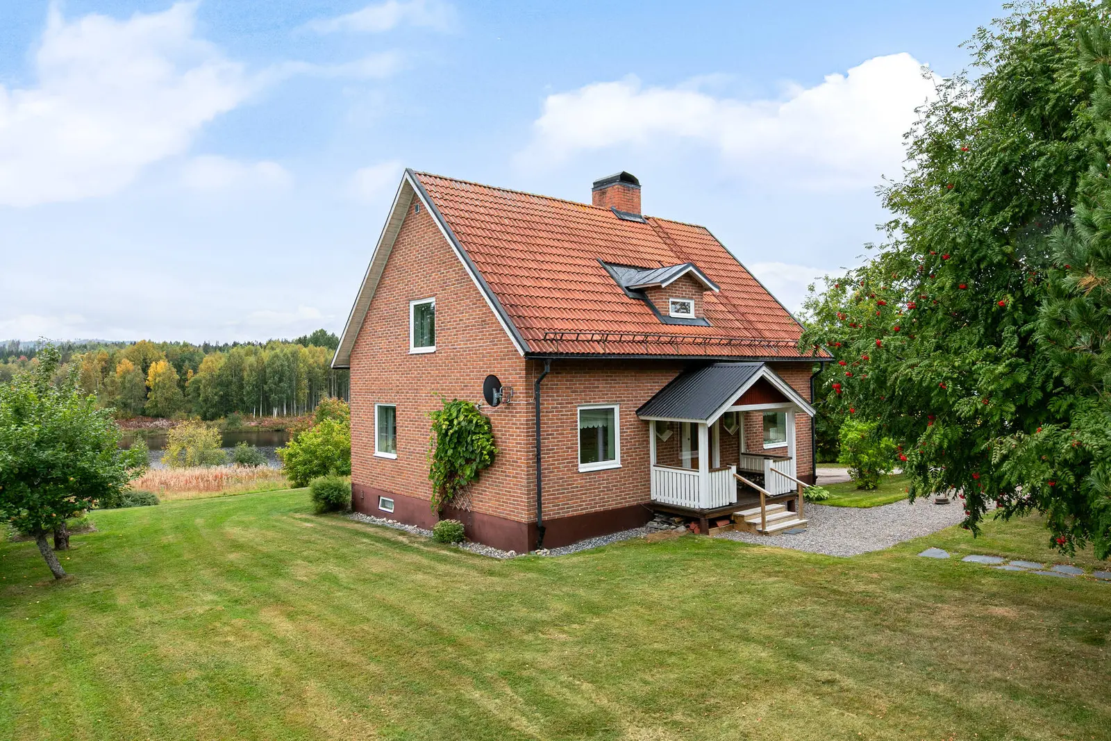 Villa, Bruksvägen 15, Åmotsbruk. Bild 1 av 40