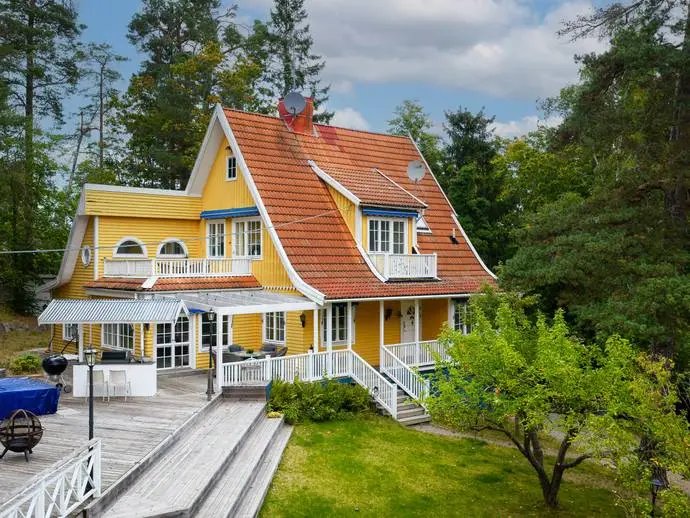 Villa, Kvarnsjövägen 1. Bild 1 av 33