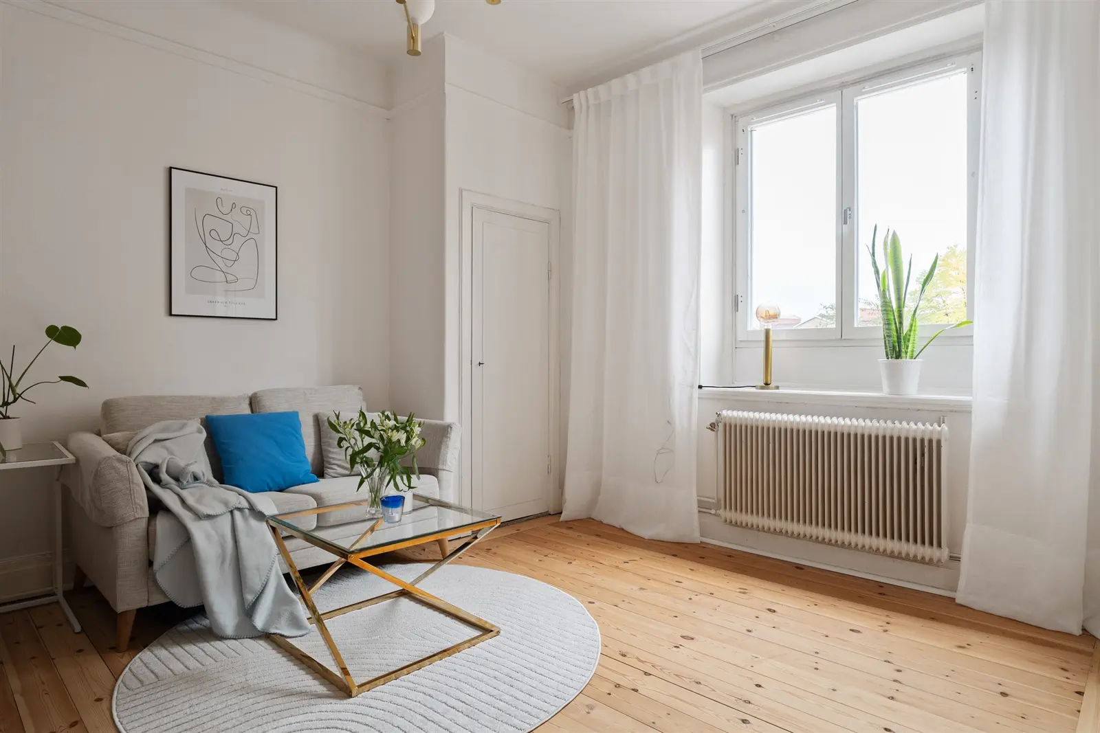 Image 1 of 19 of Algatan 12