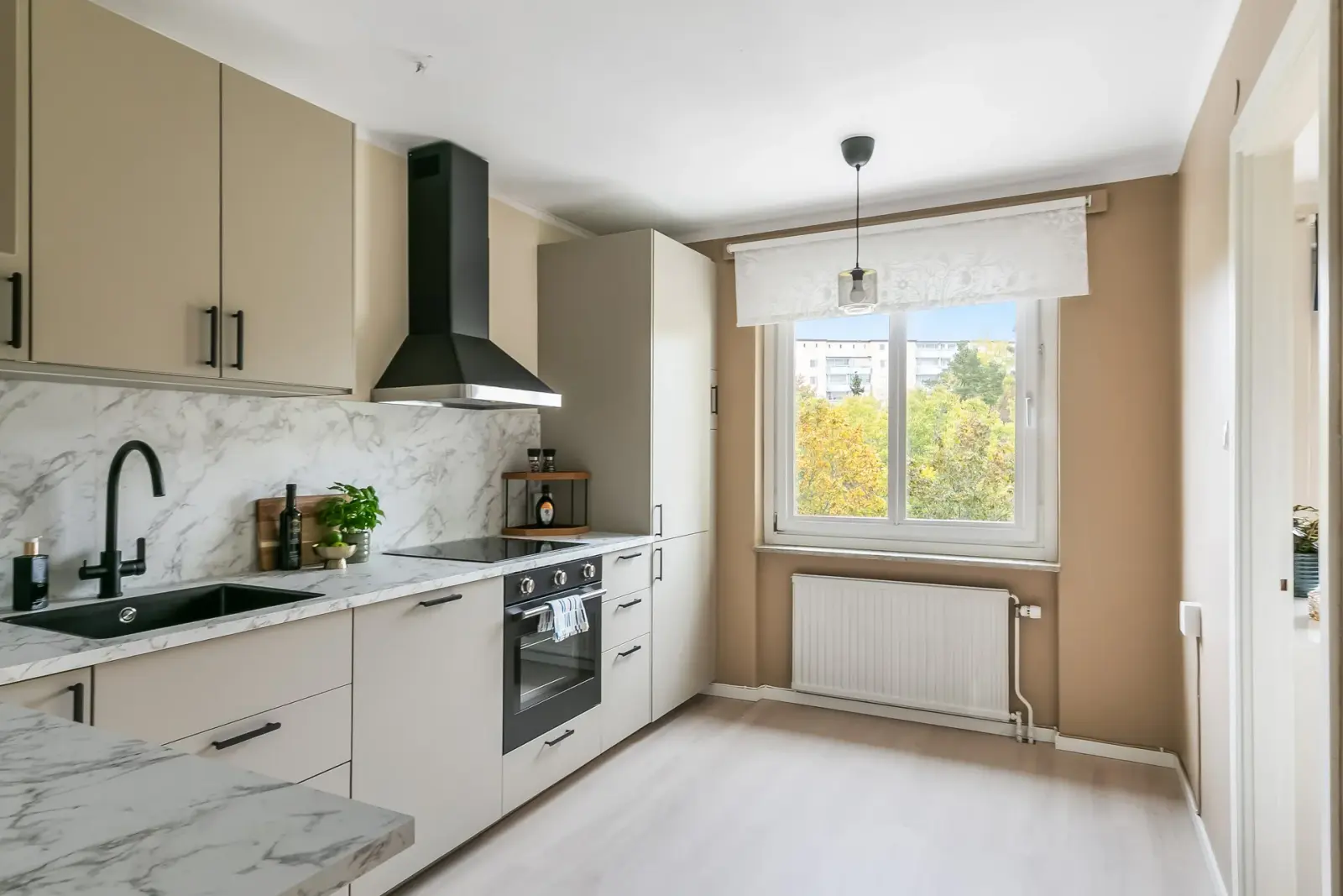 Lägenhet, Filipstadsbacken 48, 3tr, Stockholm. Bild 1 av 29