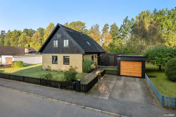 Villa, Smultronvägen 29, Ljungby. Bild 1 av 21