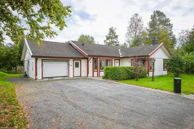 Villa, Utsiktsvägen 4, Domsjö. Bild 1 av 24