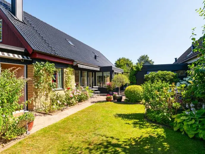 Villa, Apelvägen 20. Bild 1 av 26