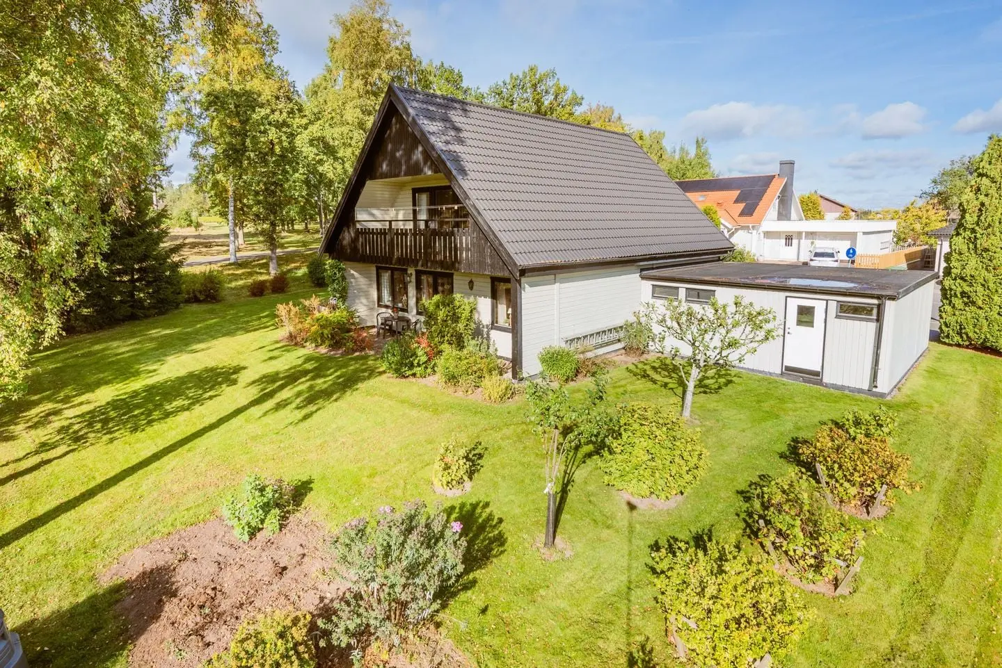 Villa, Lundgatan 146, Habo. Bild 1 av 30