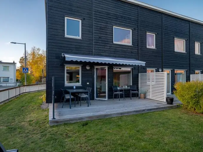 Lägenhet, Fresta norra allé 8. Bild 1 av 30