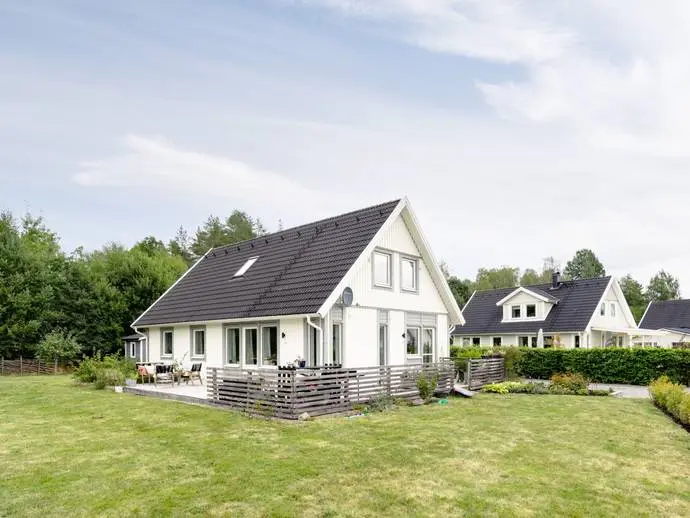 Villa, Skogängsvägen 10. Bild 1 av 24