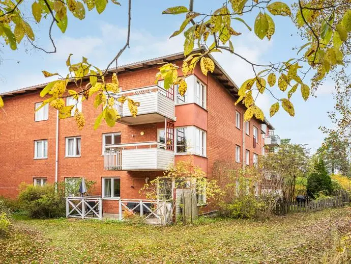 Lägenhet, Tallåsvägen 176. Bild 1 av 5