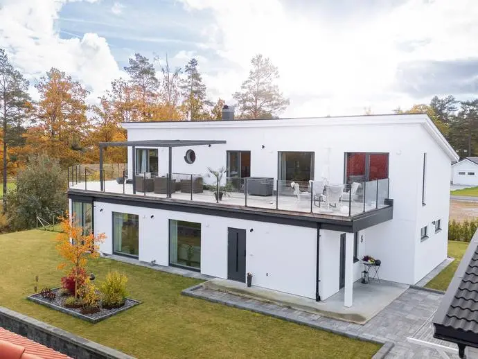 Villa, Örtgatan 8. Bild 1 av 40