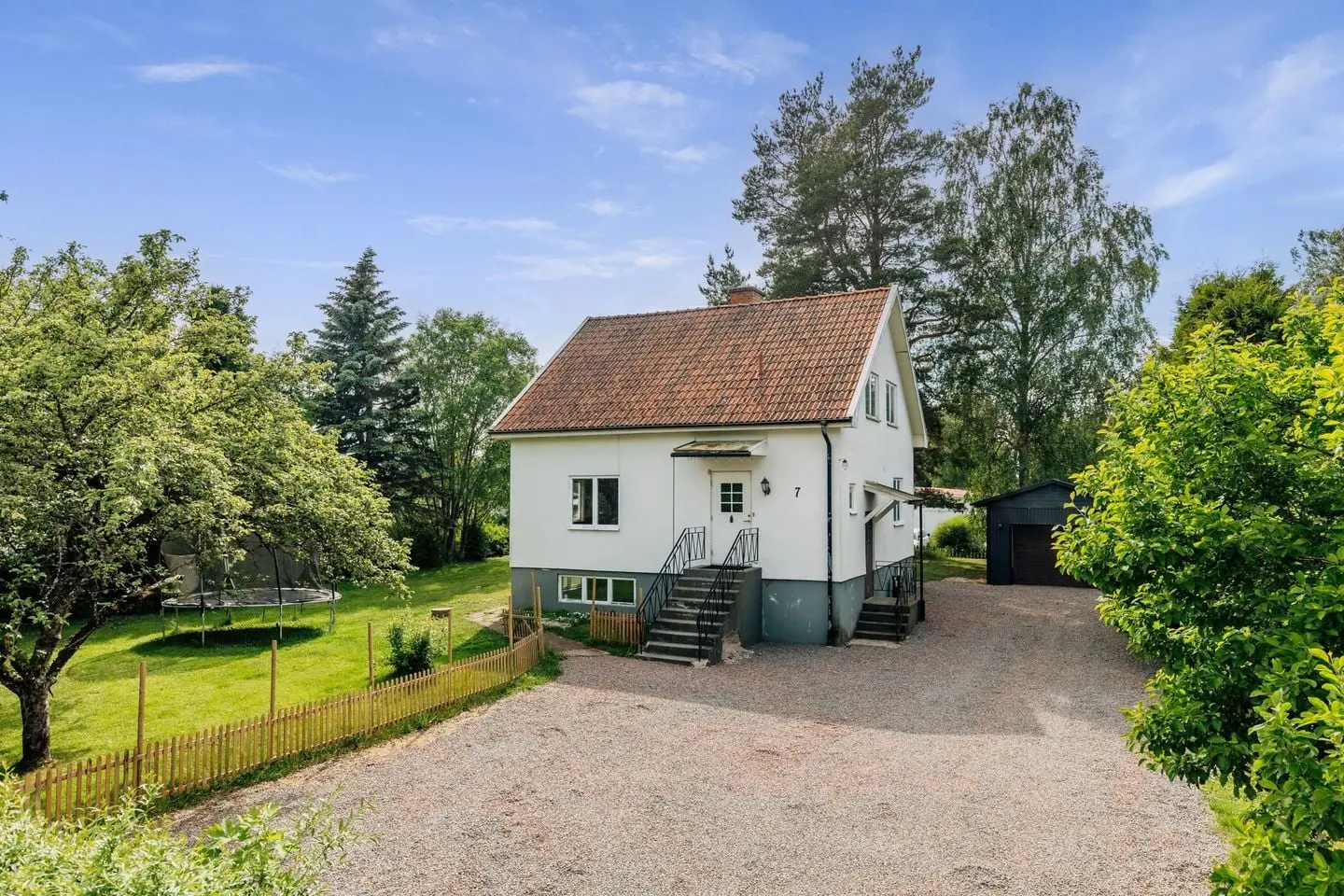Villa, Nybovägen 7, Skövde. Bild 1 av 35