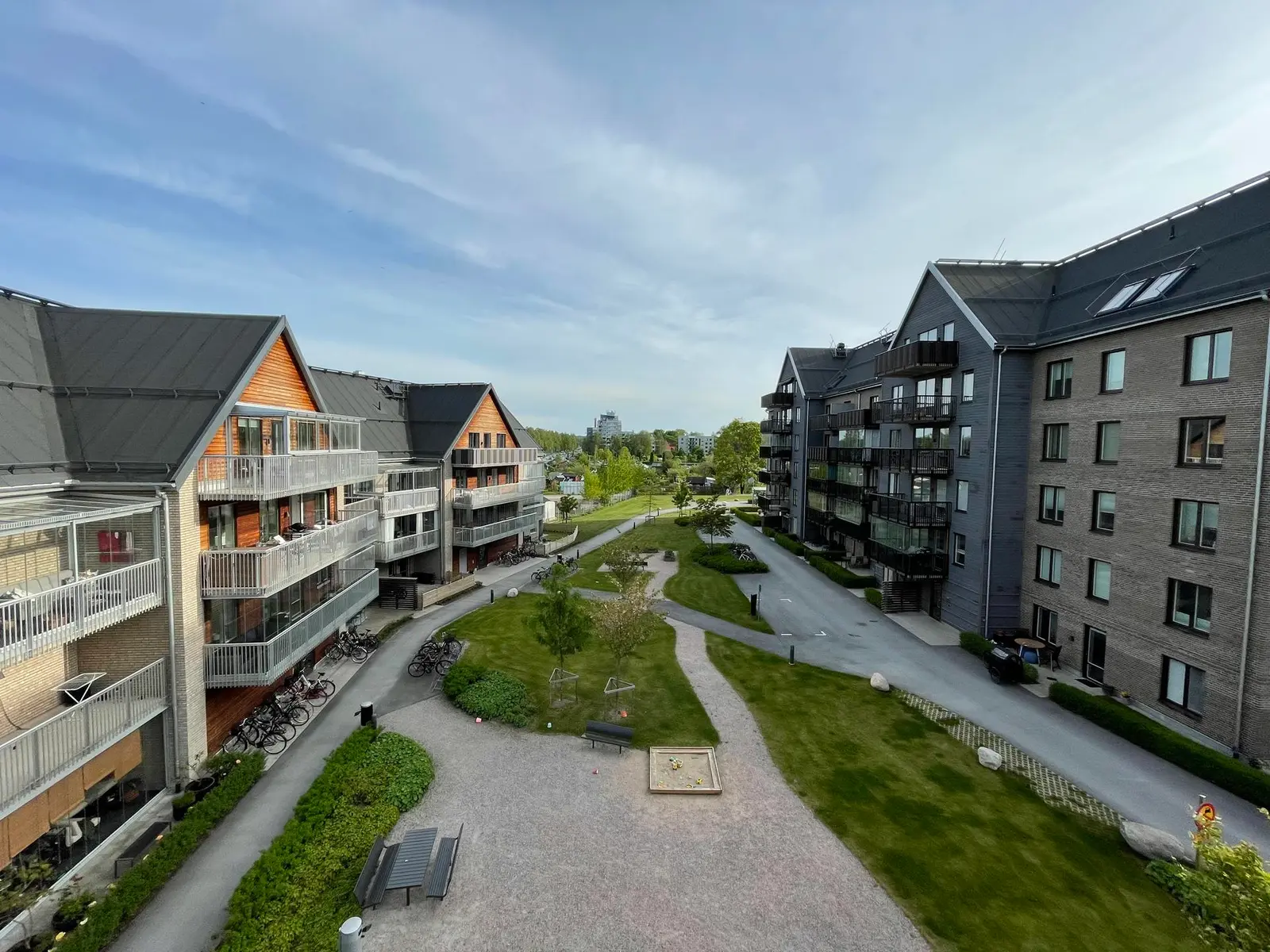 Image 1 of 24 of CV-gatan 101
