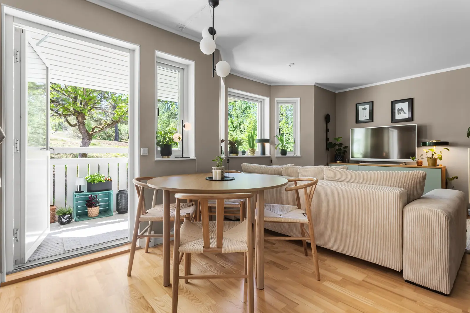 Lägenhet, Cymbalvägen 18, Sollentuna. Bild 1 av 21